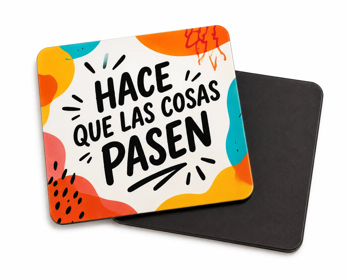 Vista frontal y posterior de un imán personalizado con impresión a color, esquinas redondeadas y respaldo magnético negro.