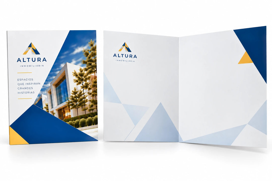 Folder ALTURA cerrado junto a su versión abierta con patrón geométrico impreso en el interior.