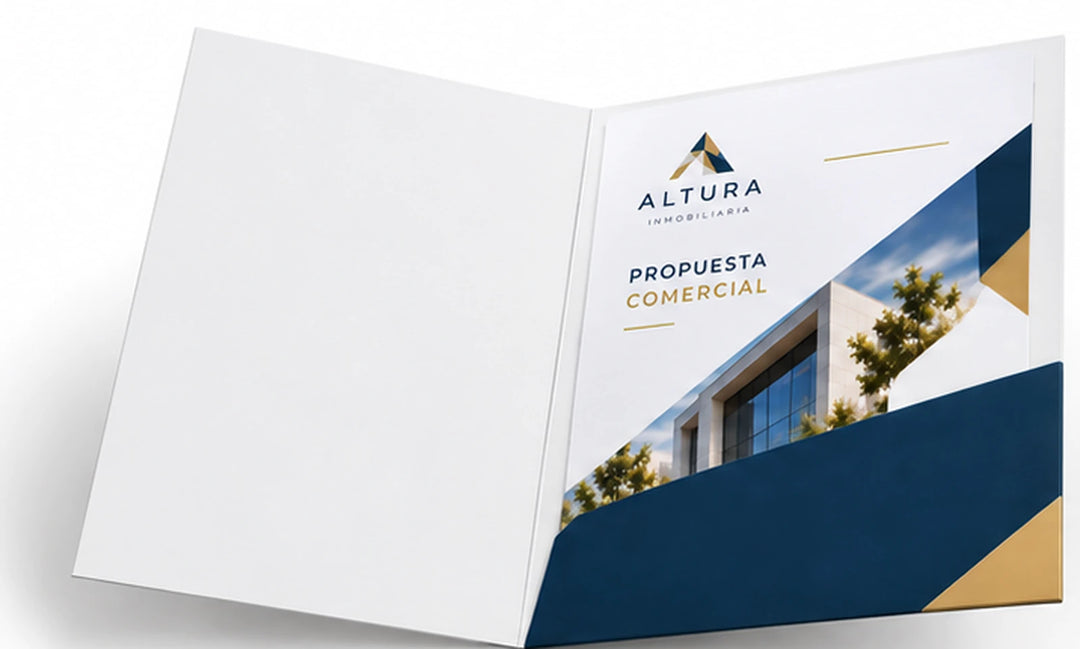 Folder de ALTURA Inmobiliaria abierto con una solapa interior para sostener documentos.