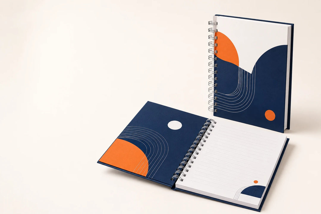 Libreta personalizada abierta y cerrada con interiores impresos y encuadernado Wire-O.
