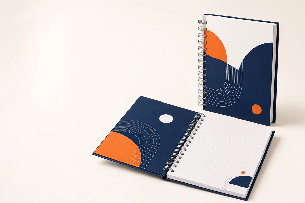 Libreta personalizada abierta y cerrada con interiores impresos y encuadernado Wire-O.
