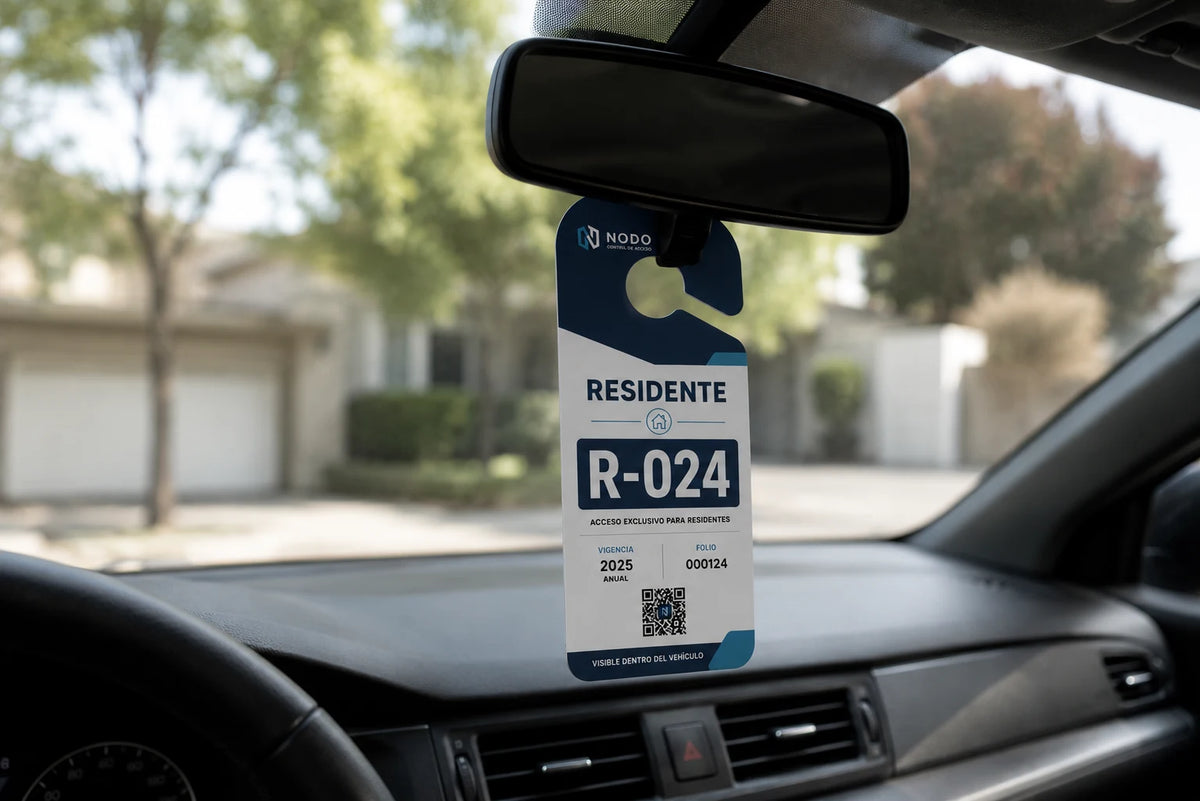 Marbete personalizado colocado en retrovisor para identificación visible.